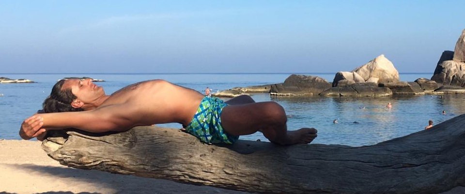 Ćwiczący wykonujący wariant pozycji supta virasana z pomocami