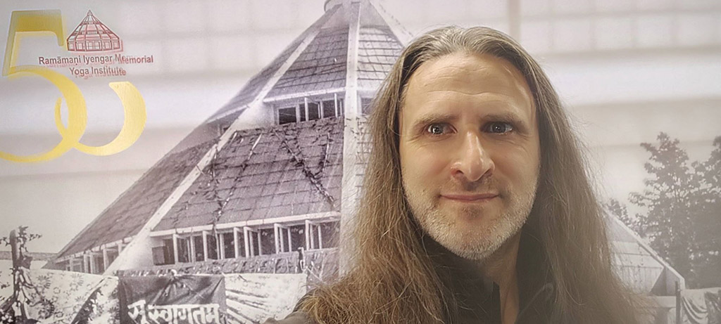 Tomek Kucharski prowadzący praktykę yogi w Pune w 2024 roku