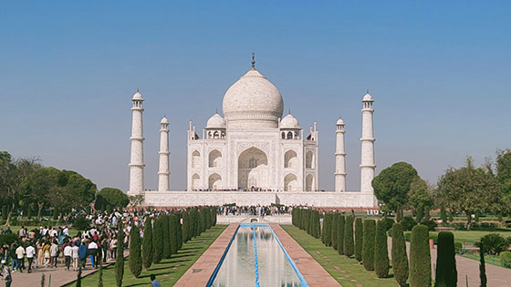 Tadż Mahal o świcie odbijający się w wodzie